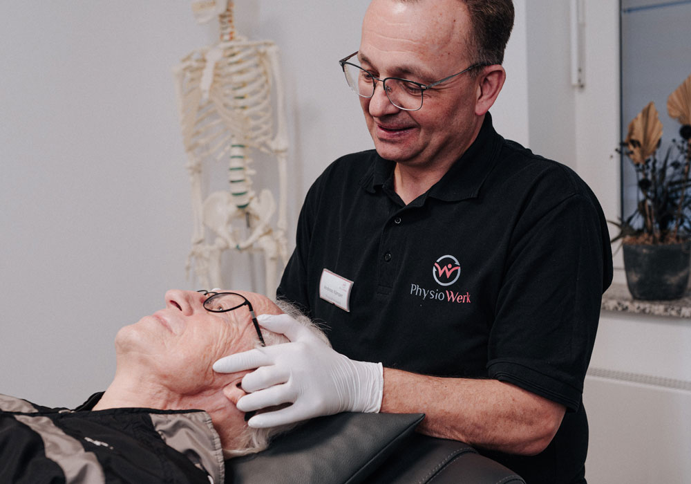 Patientin bei der Kiefergelenksbehandlung