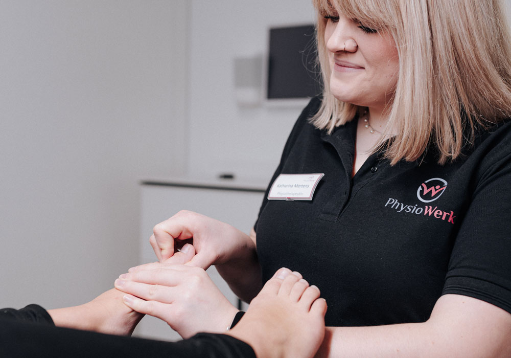 Physiotherapeut bei der Fußtherapie