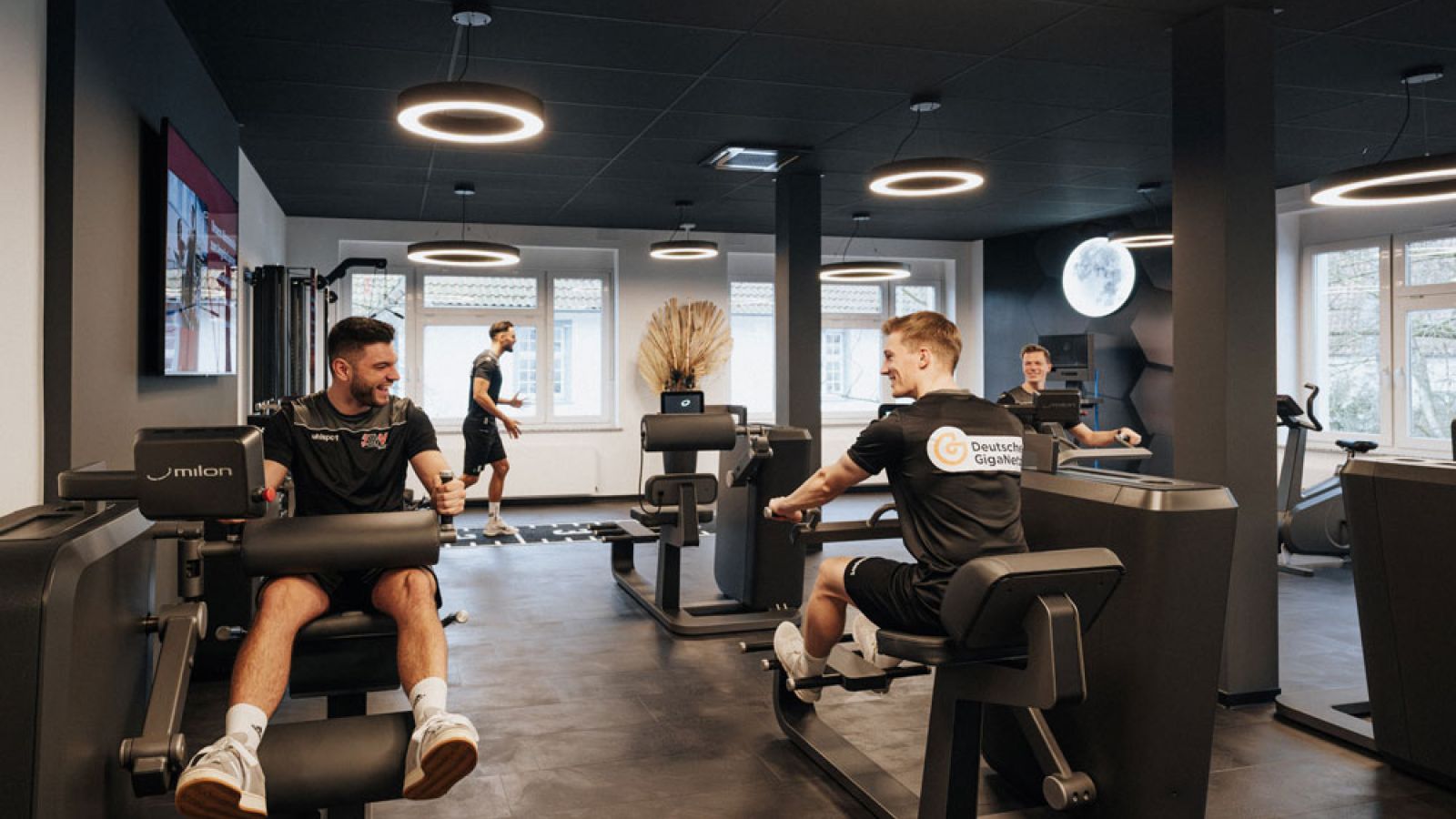 Fitnessraum mit Patienten und Physiotherapeuten