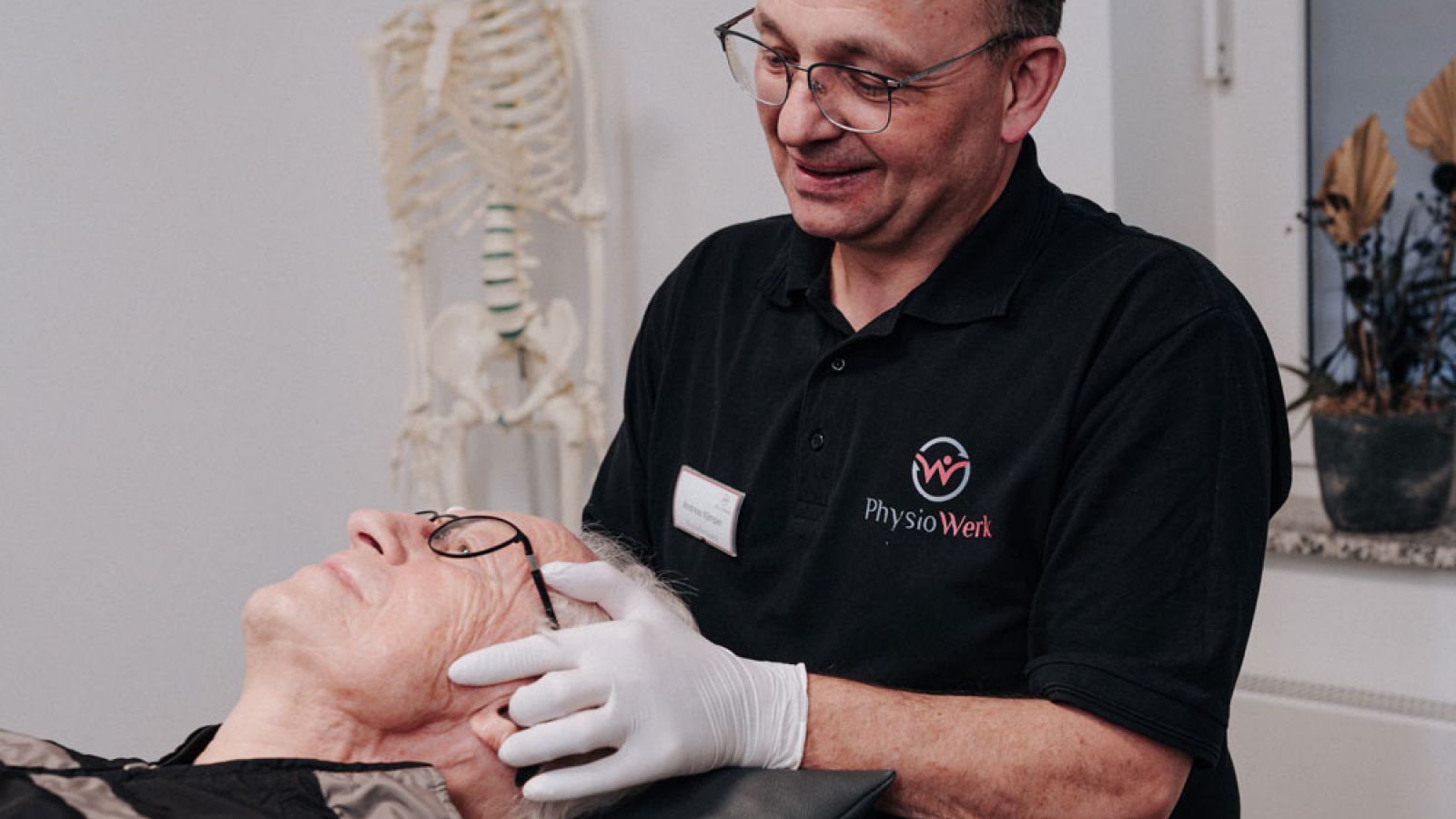 Physiotherapeut bei der Kiefergelenksbehandlung